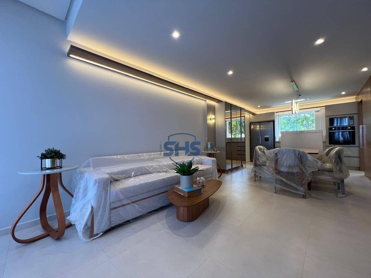 Sobrado triplex finamente mobiliado.