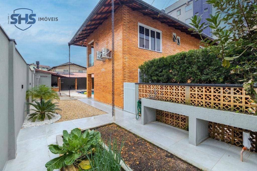 Casa com 4 dormitórios, 500 m - venda por R$ 1.950.000,00 ou aluguel por R$ 11.094,61/mês - Garcia - Blumenau/SC