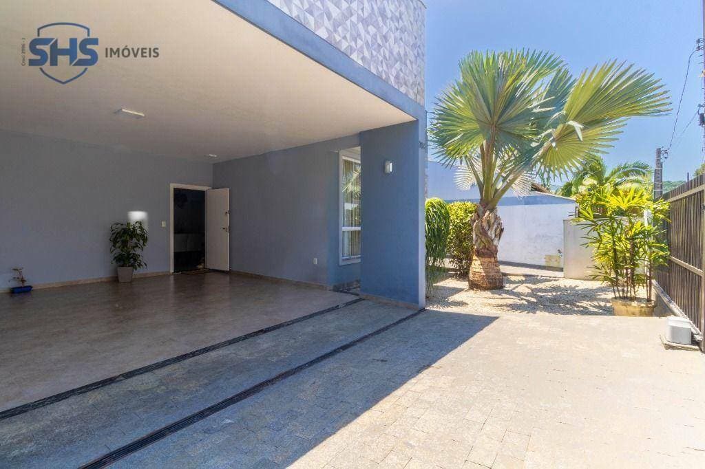 Linda casa com piscina com 4 quartos, sendo 1 suíte e com piscina no bairro da Velha