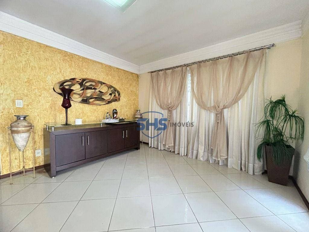 Casa com 3 dormitórios para alugar, 186 m por R$ 8.120,01/mês - Vila Nova - Blumenau/SC