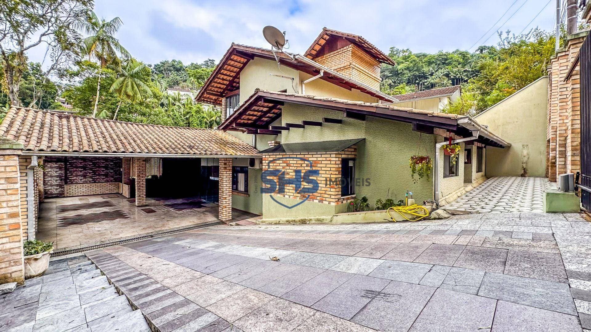 Casa com 04 dormitórios a venda no bairro Itoupava Seca