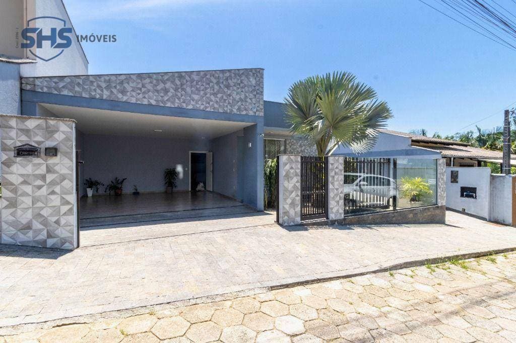 Linda casa com piscina com 4 quartos, sendo 1 suíte e com piscina no bairro da Velha