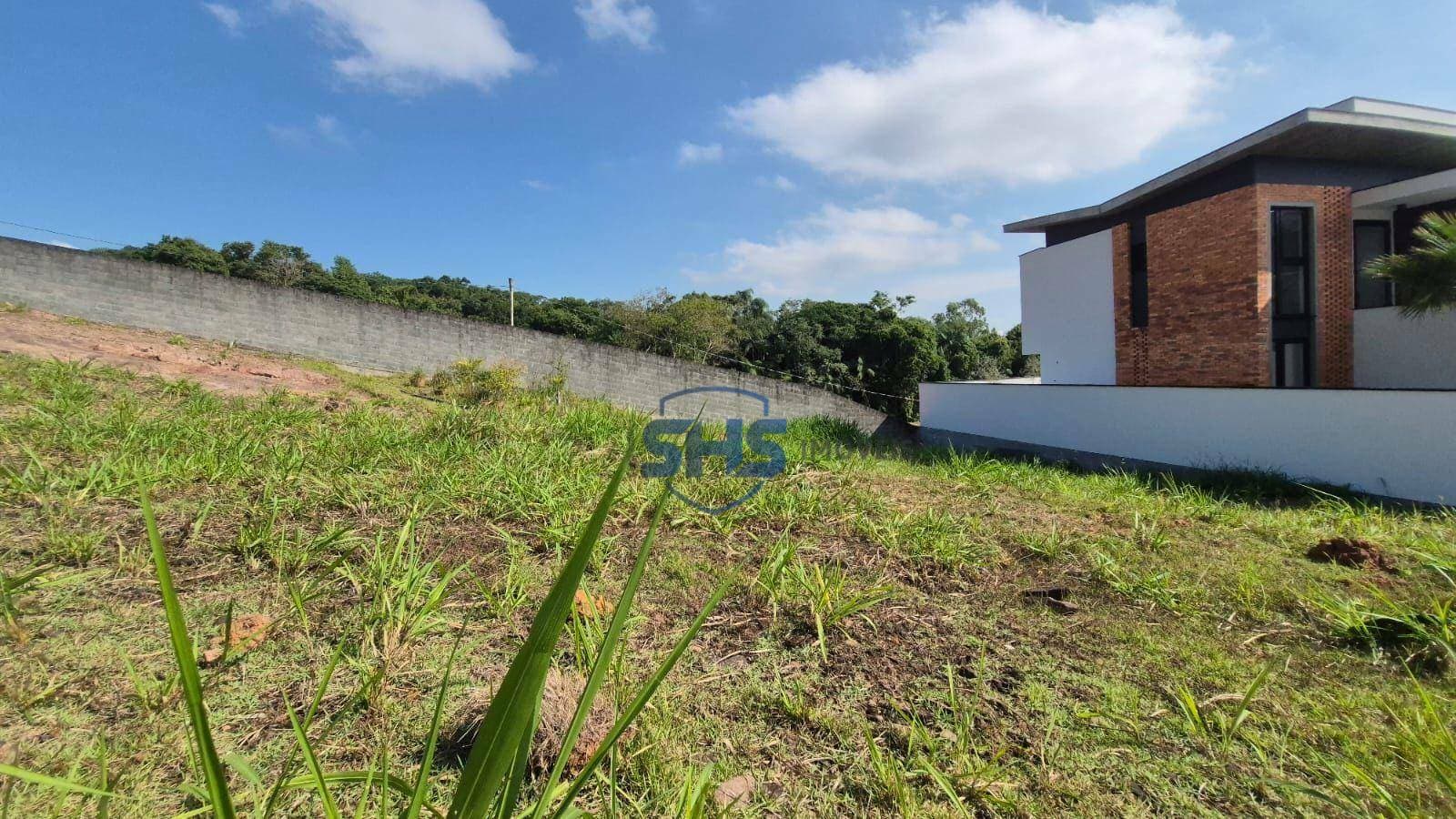 Excelente terreno em condomínio fechado de alto padrão.