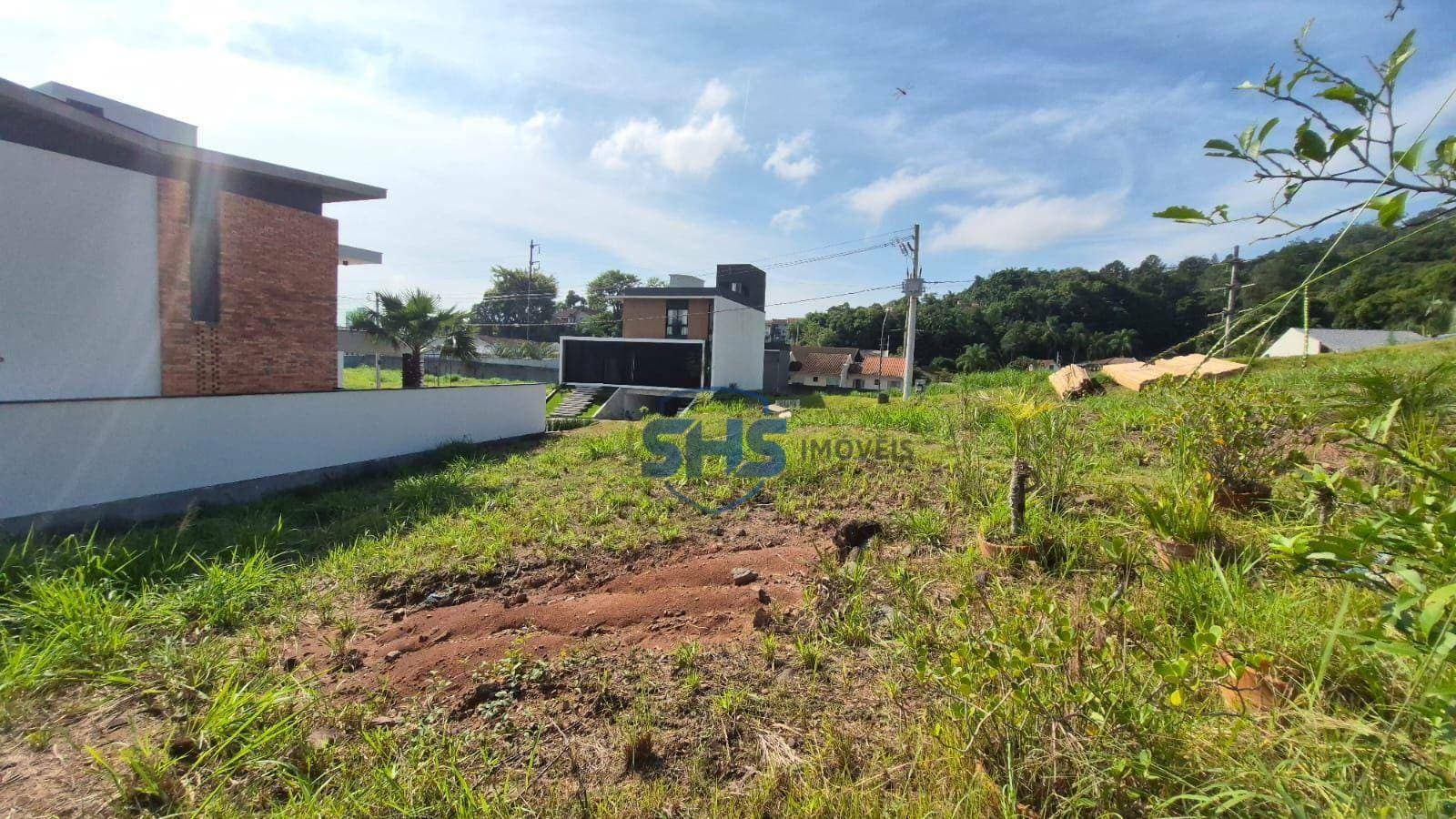 Excelente terreno em condomínio fechado de alto padrão.