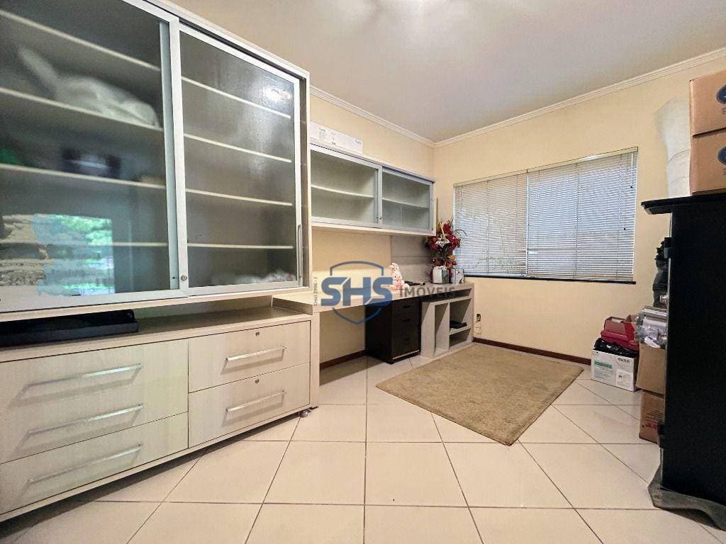 Casa com 3 dormitórios para alugar, 186 m por R$ 8.120,01/mês - Vila Nova - Blumenau/SC