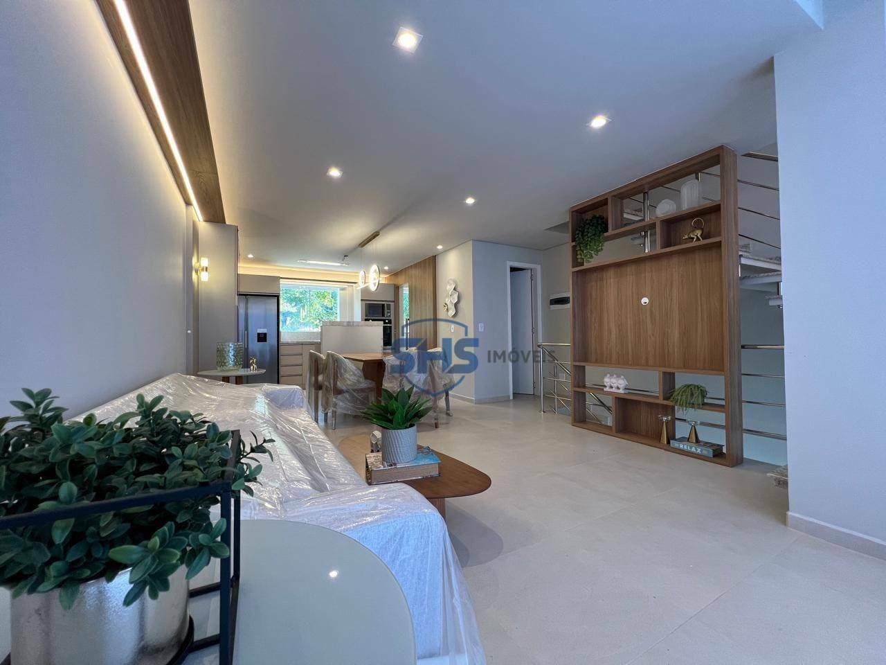 Sobrado triplex finamente mobiliado.