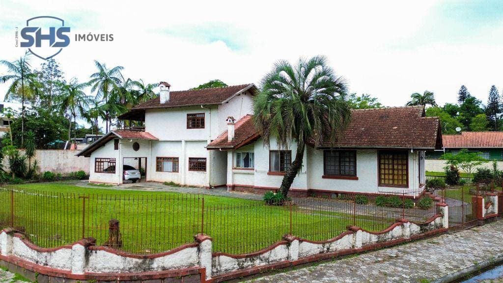 Casa com amplo terreno e excelente localização - foto 1