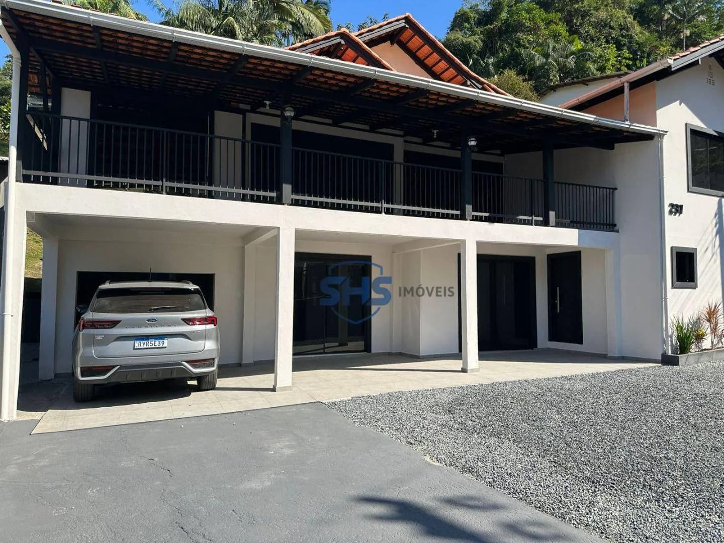 Grande casa de 5 dormitórios à venda, 400 m por R$ 750.000 - Água Verde - Blumenau/SC - foto 1