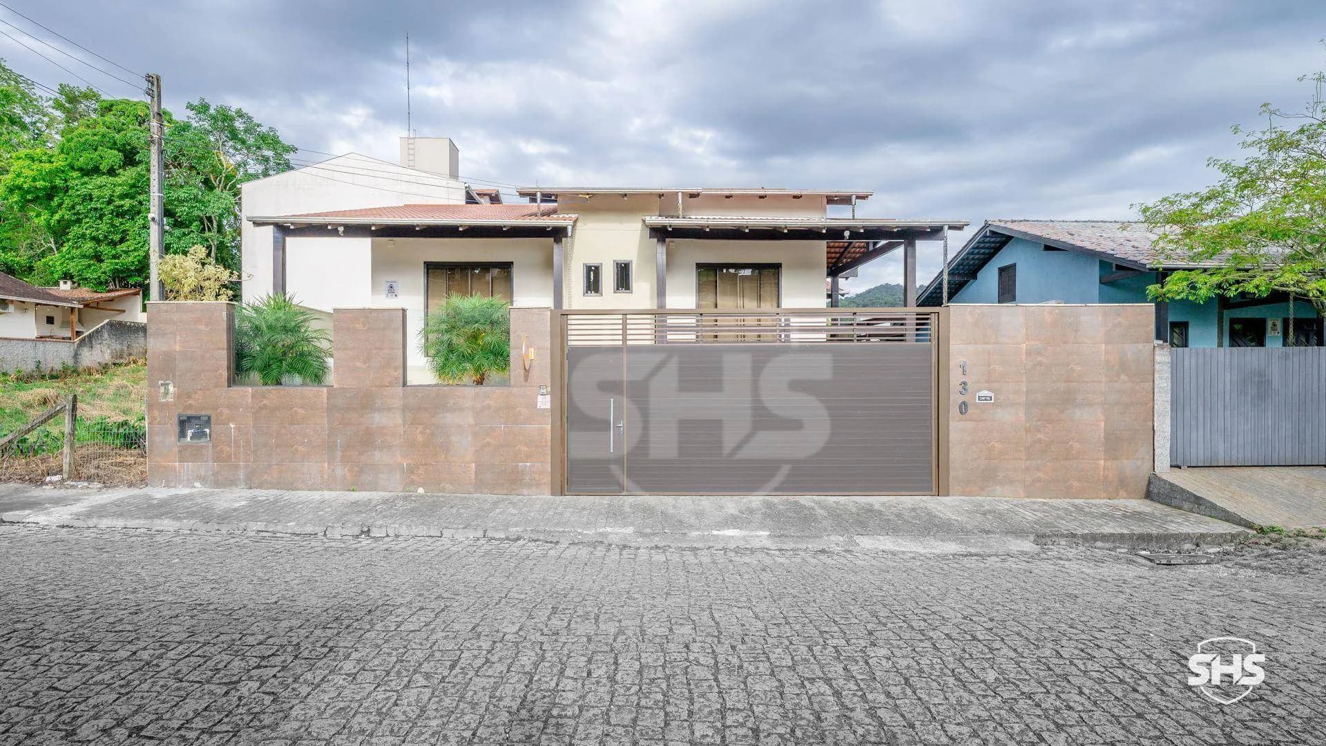 Linda casa localizada no bairro Velha
