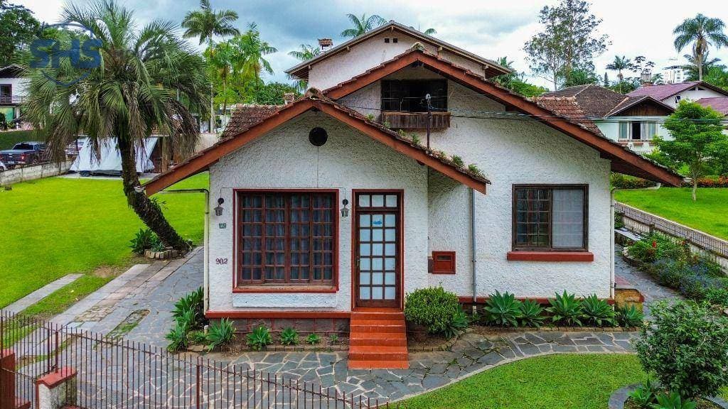 Casa com amplo terreno e excelente localização