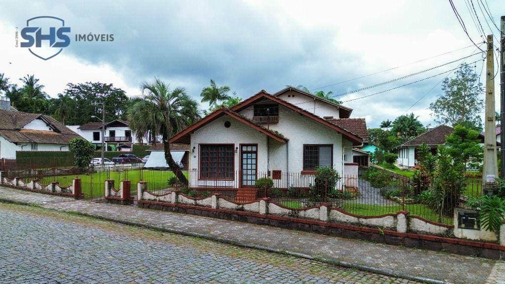 Casa com amplo terreno e excelente localização